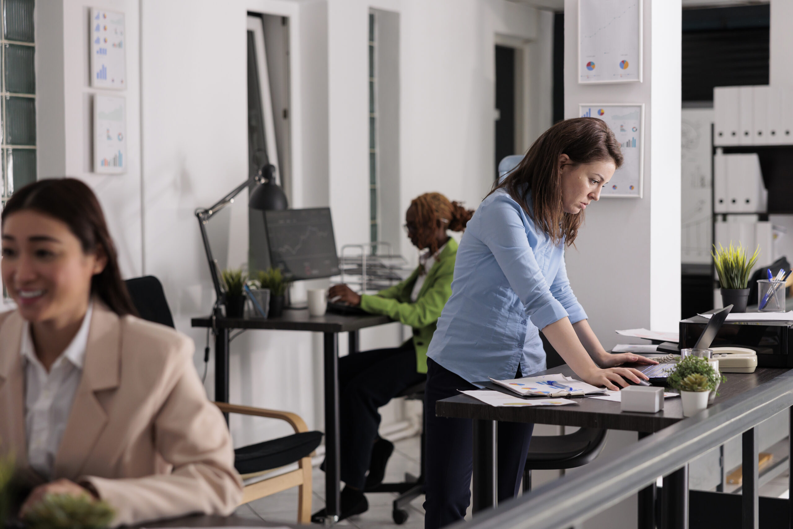 Medarbejder på kontor i mindre virksomhed
